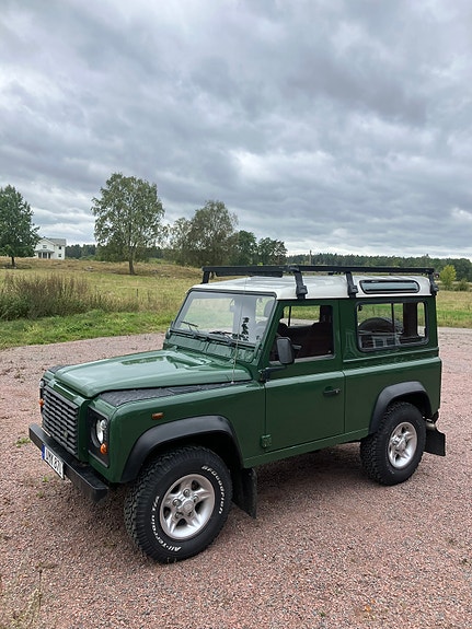 Land Rover Defender 90 2 of 11