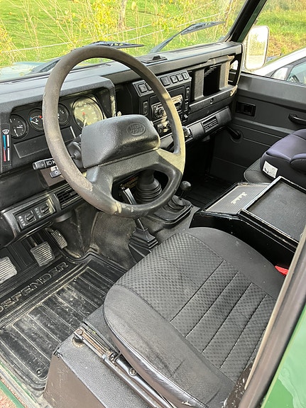 Land Rover Defender 90 4 of 11