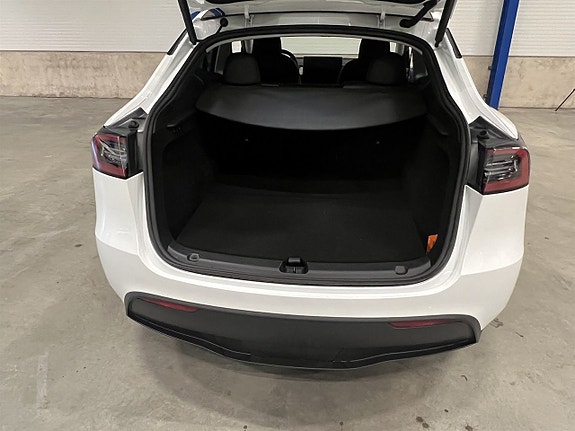 Tesla Model Y 23 of 25