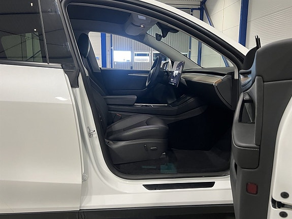 Tesla Model Y 12 of 25