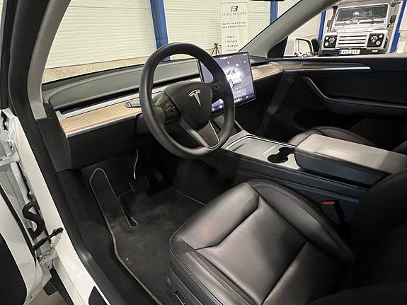 Tesla Model Y 9 of 25