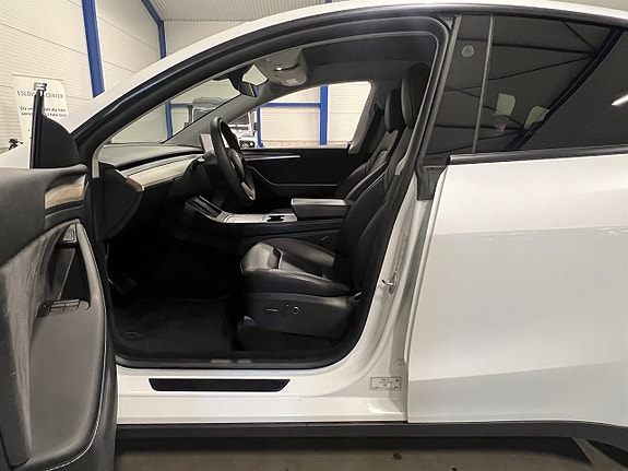 Tesla Model Y 8 of 25
