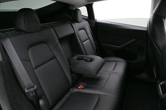 Tesla Model Y 20 of 27