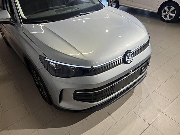 Volkswagen Tiguan 3 of 17