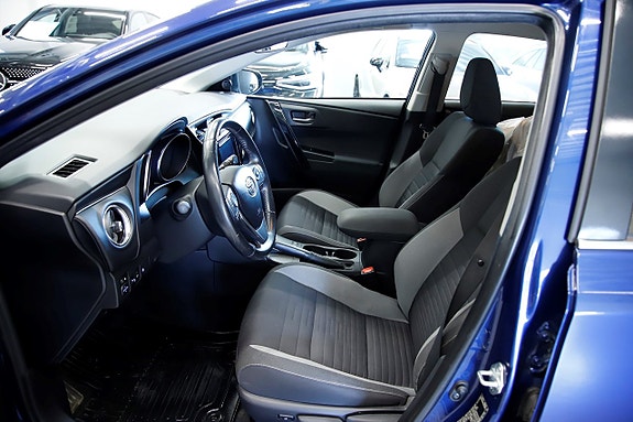 Toyota Auris 7 of 12