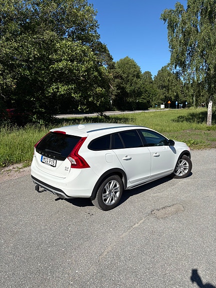 Volvo V60 Cross Country 3 of 6