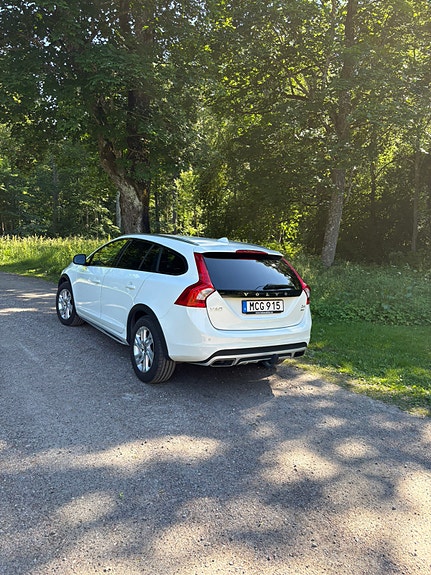 Volvo V60 Cross Country 2 of 6
