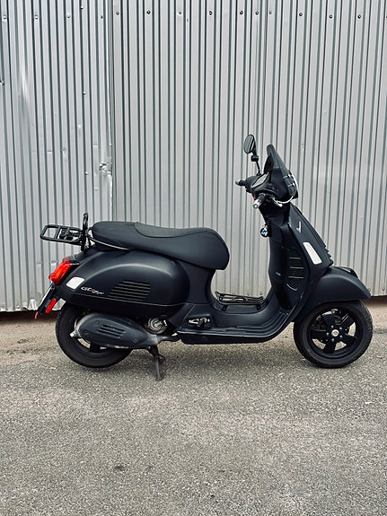 Piaggio Vespa GTS 300 3 of 5