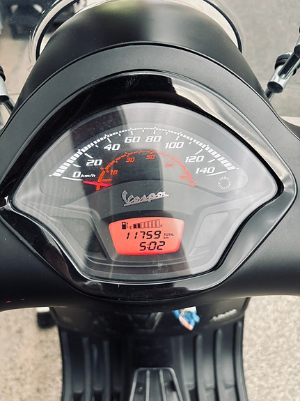 Piaggio Vespa GTS 300 4 of 5