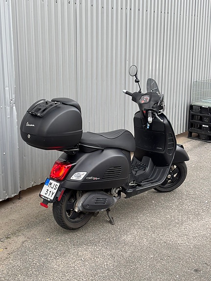 Piaggio Vespa GTS 300 2 of 5