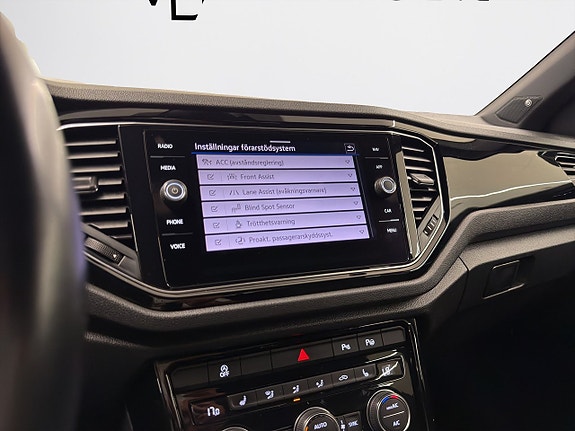 Volkswagen T-Roc 21 of 22