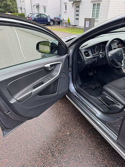 Volvo V60 Cross Country 7 of 11