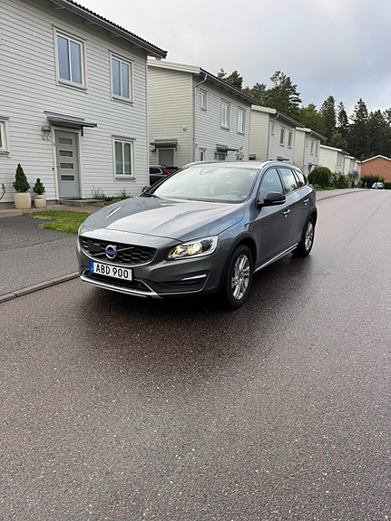 Volvo V60 Cross Country 2 of 11