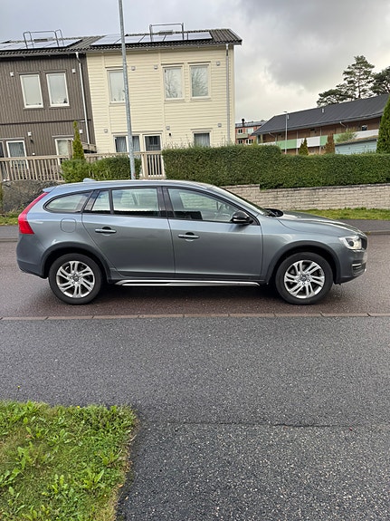 Volvo V60 Cross Country 3 of 11