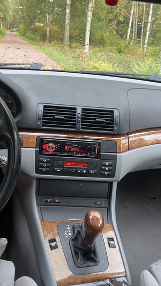 BMW 320i 5 of 6