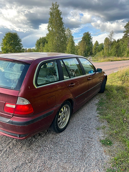 BMW 320i 3 of 6