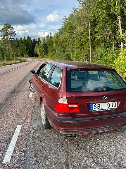 BMW 320i 4 of 6