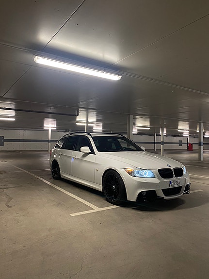 BMW 318d 2 of 3