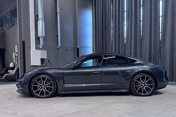 Porsche Taycan 3 of 22