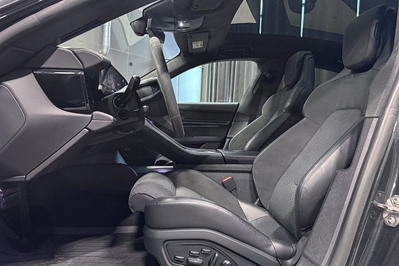 Porsche Taycan 10 of 22