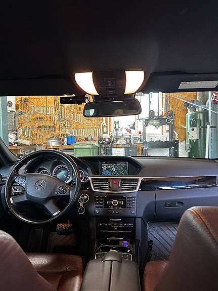 Mercedes-Benz E350 5 of 6