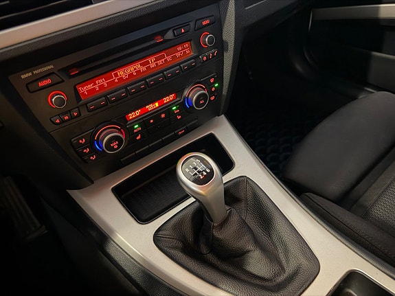 BMW 318d 16 of 18