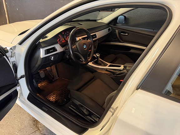 BMW 318d 8 of 18