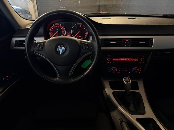 BMW 318d 13 of 18