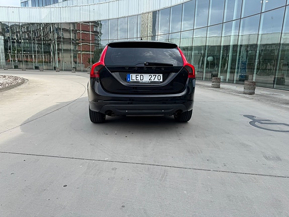 Volvo V60 2 of 8