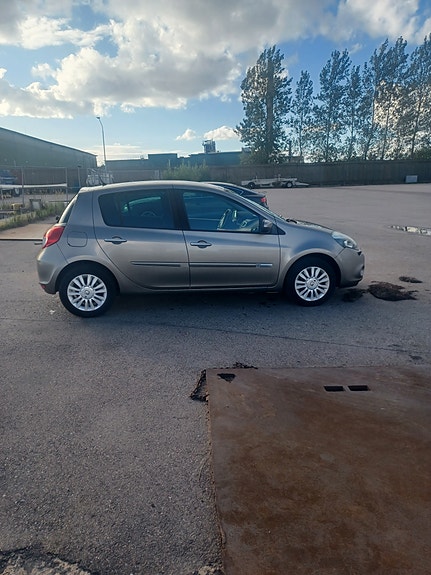 Renault Clio 7 of 8