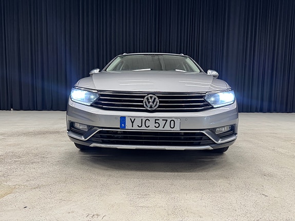 Volkswagen Passat Alltrack 2 of 22