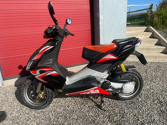 Aprilia SR 50 carbon 2 of 5