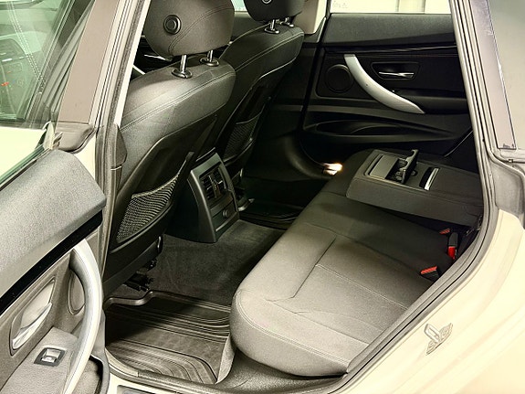 BMW 320d 12 of 16