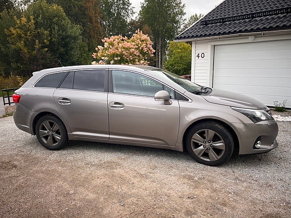 Toyota Avensis 2 of 11