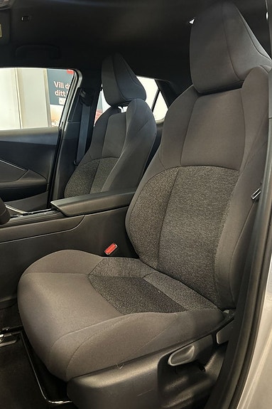Toyota C-HR 12 of 30