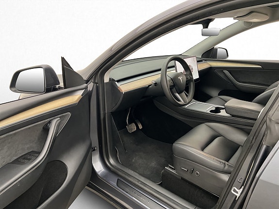Tesla Model Y 11 of 30
