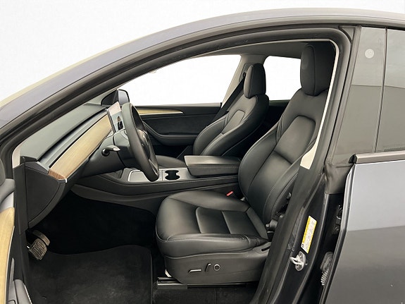 Tesla Model Y 12 of 30