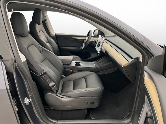 Tesla Model Y 29 of 30