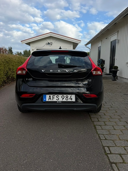 Volvo V40 2 of 4