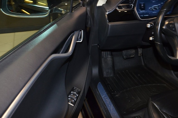 Tesla Model S 14 of 17