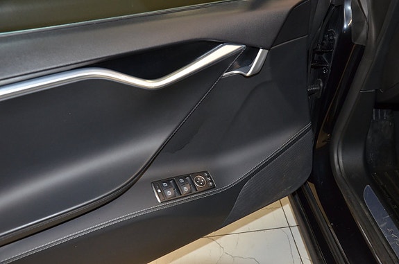 Tesla Model S 12 of 17