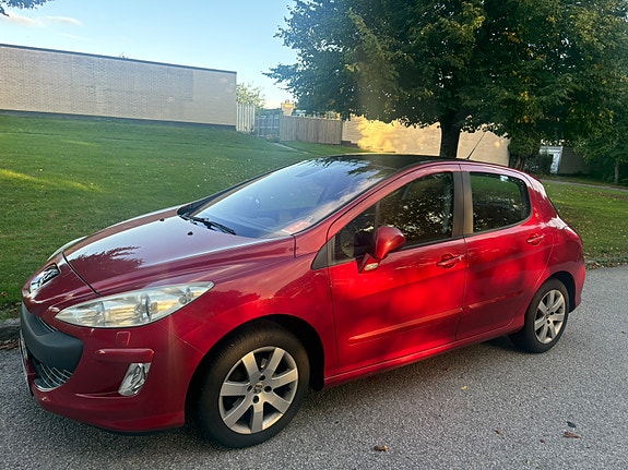 Peugeot 308 2 of 7