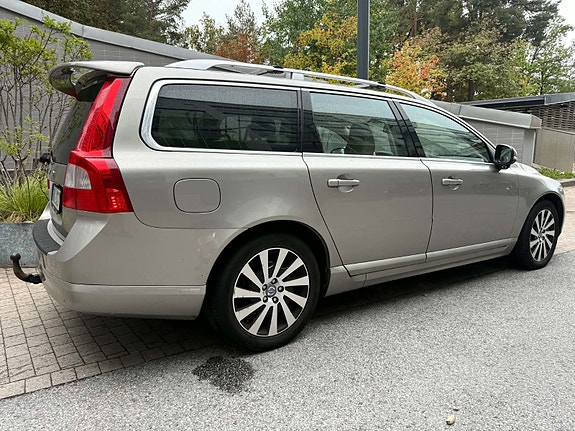 Volvo V70 2 of 8