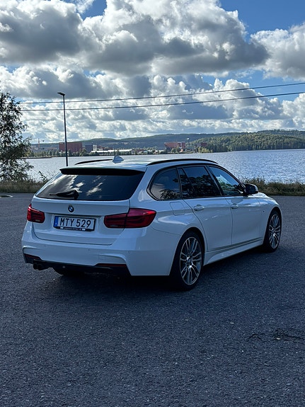 BMW 330i 2 of 5