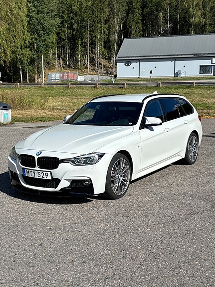 BMW 330i 4 of 5