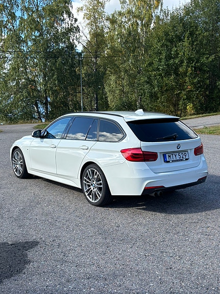 BMW 330i 3 of 5