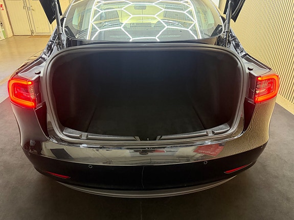 Tesla Model 3 9 of 16