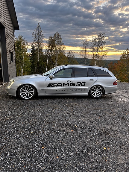 Mercedes-Benz E270 2 of 4