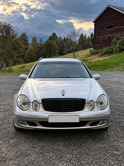 Mercedes-Benz E270 3 of 4