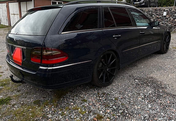 Mercedes-Benz E270 4 of 7